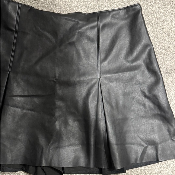 NWOT Abercrombie Black Faux Leather Pleated Mini Skort (Lined w/ Shorts) - Picture 4 of 8